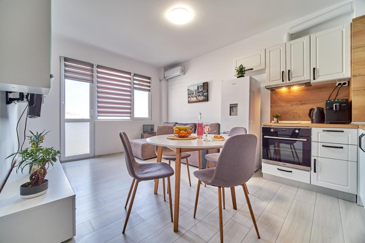Cozy Apartment With Balcony On The Black Sea- Part Of The Family 'Vicki Apart Varna Extérieur photo