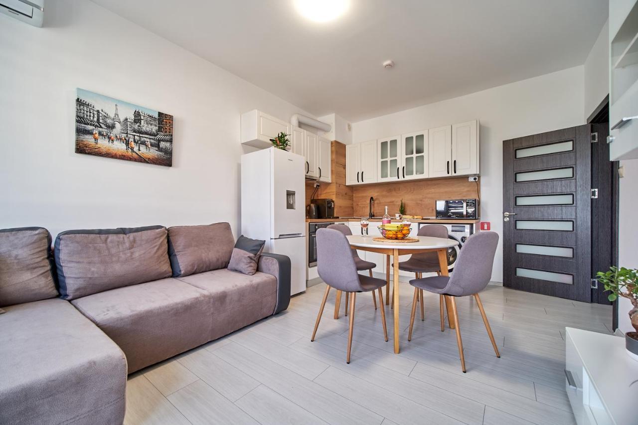 Cozy Apartment With Balcony On The Black Sea- Part Of The Family 'Vicki Apart Varna Extérieur photo