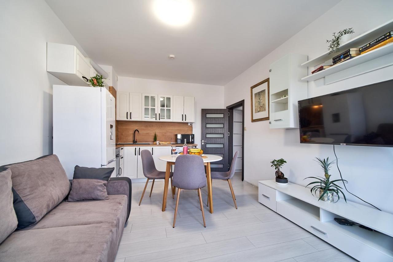 Cozy Apartment With Balcony On The Black Sea- Part Of The Family 'Vicki Apart Varna Extérieur photo