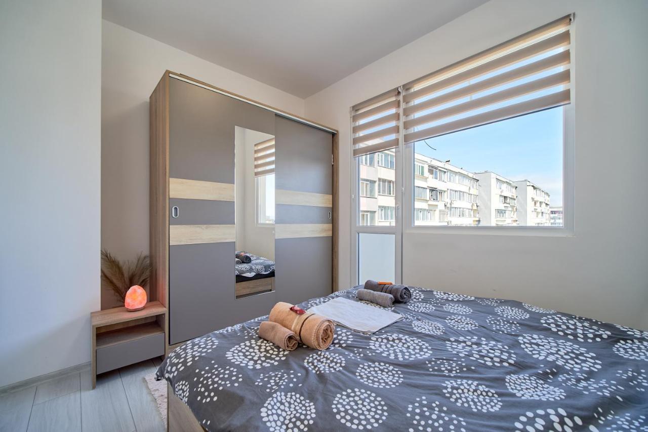Cozy Apartment With Balcony On The Black Sea- Part Of The Family 'Vicki Apart Varna Extérieur photo